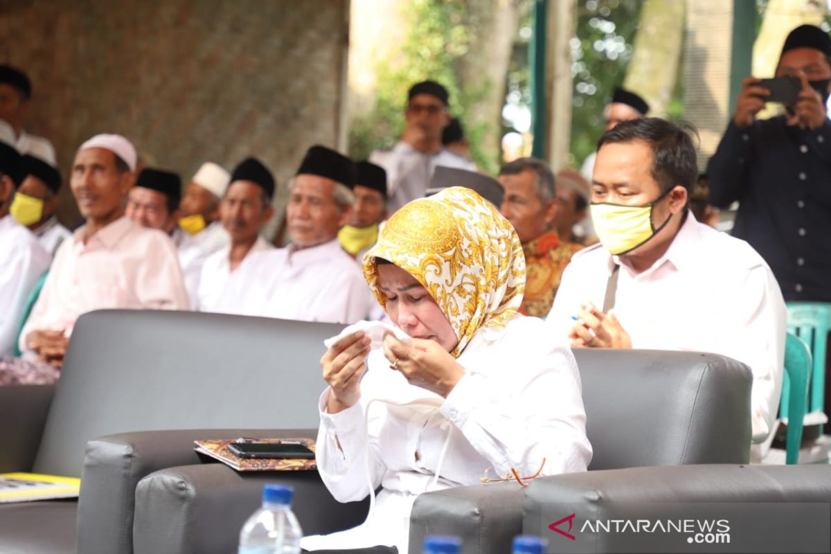 Tangis haru Ratu Tatu dan gema takbir iringi doa ulama