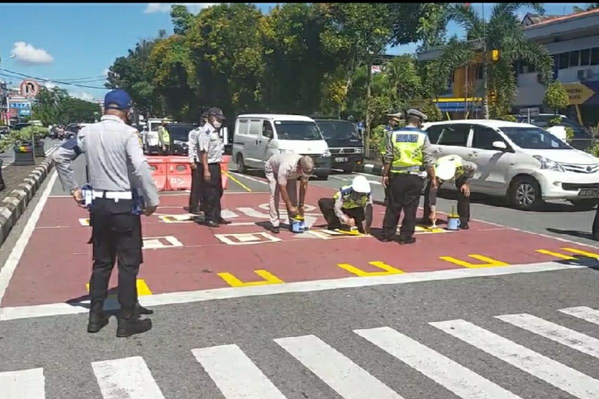 Dishub Kota Pontianak bangun marka jalan dengan jarak aman di perempatan