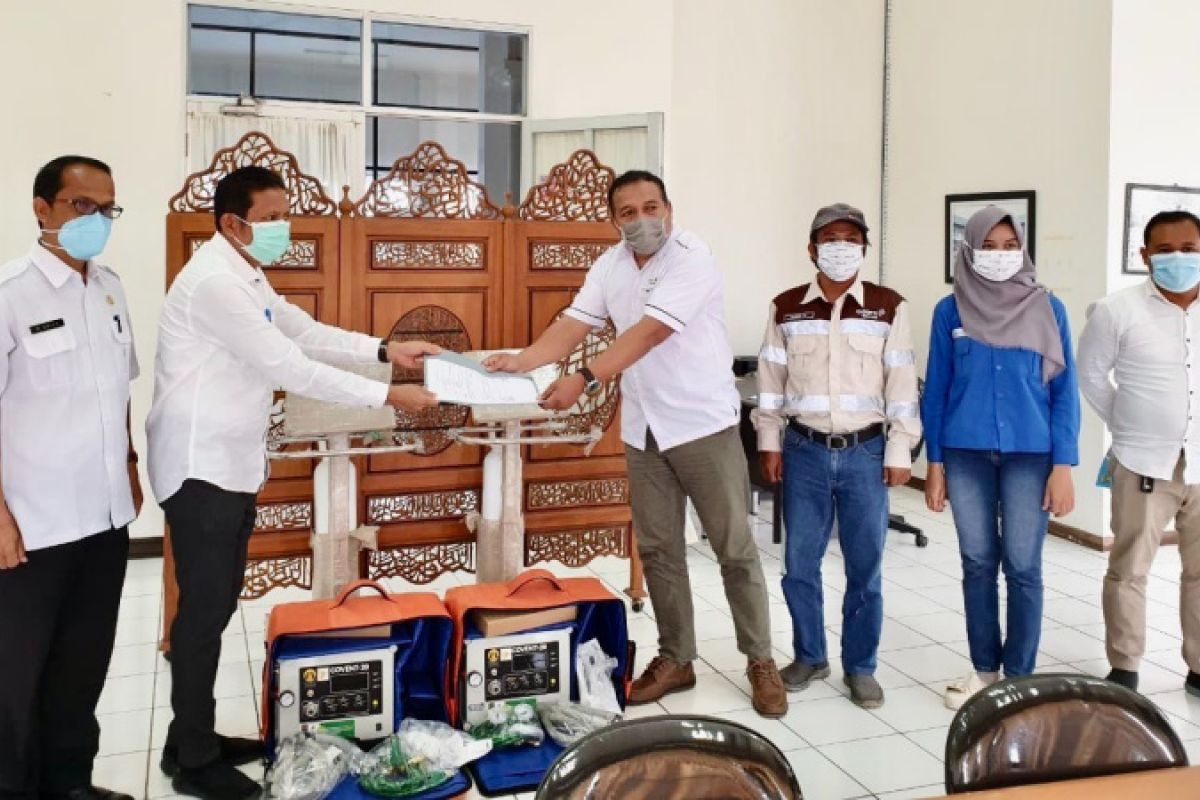 Tanah Bumbu Hospital receives two ventilators from Adaro Group