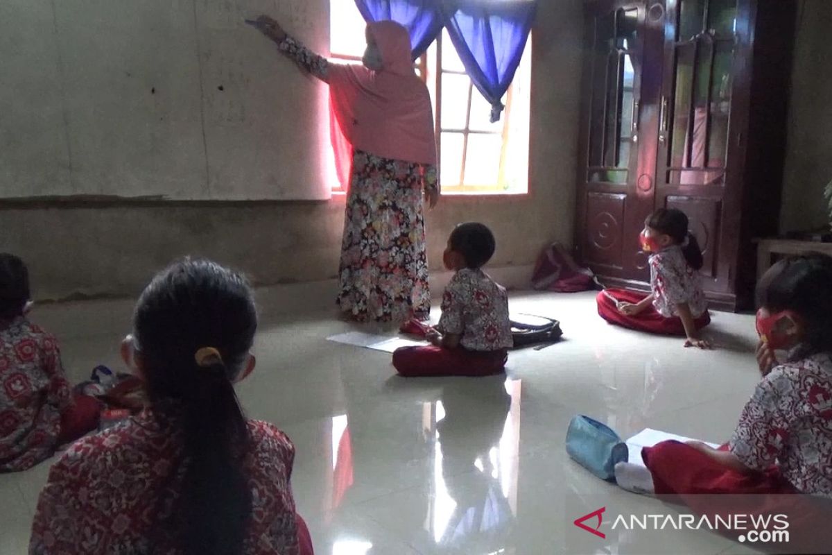 Di Kendari, guru berkeliling mengajar pada murid tak punya gawai