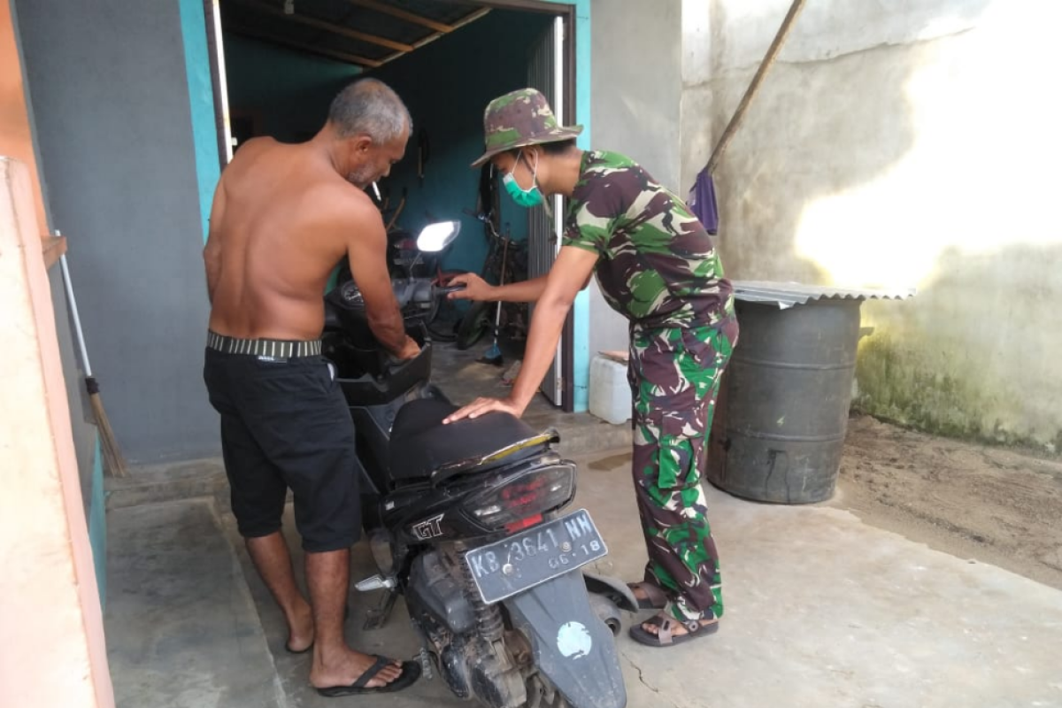 Anggota TMMD bantu warga menyalakan sepeda motor