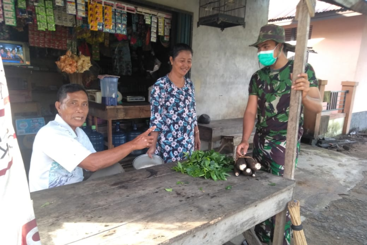 Anggota TMMD jalin keharmonisan dengan orang tua angkatnya