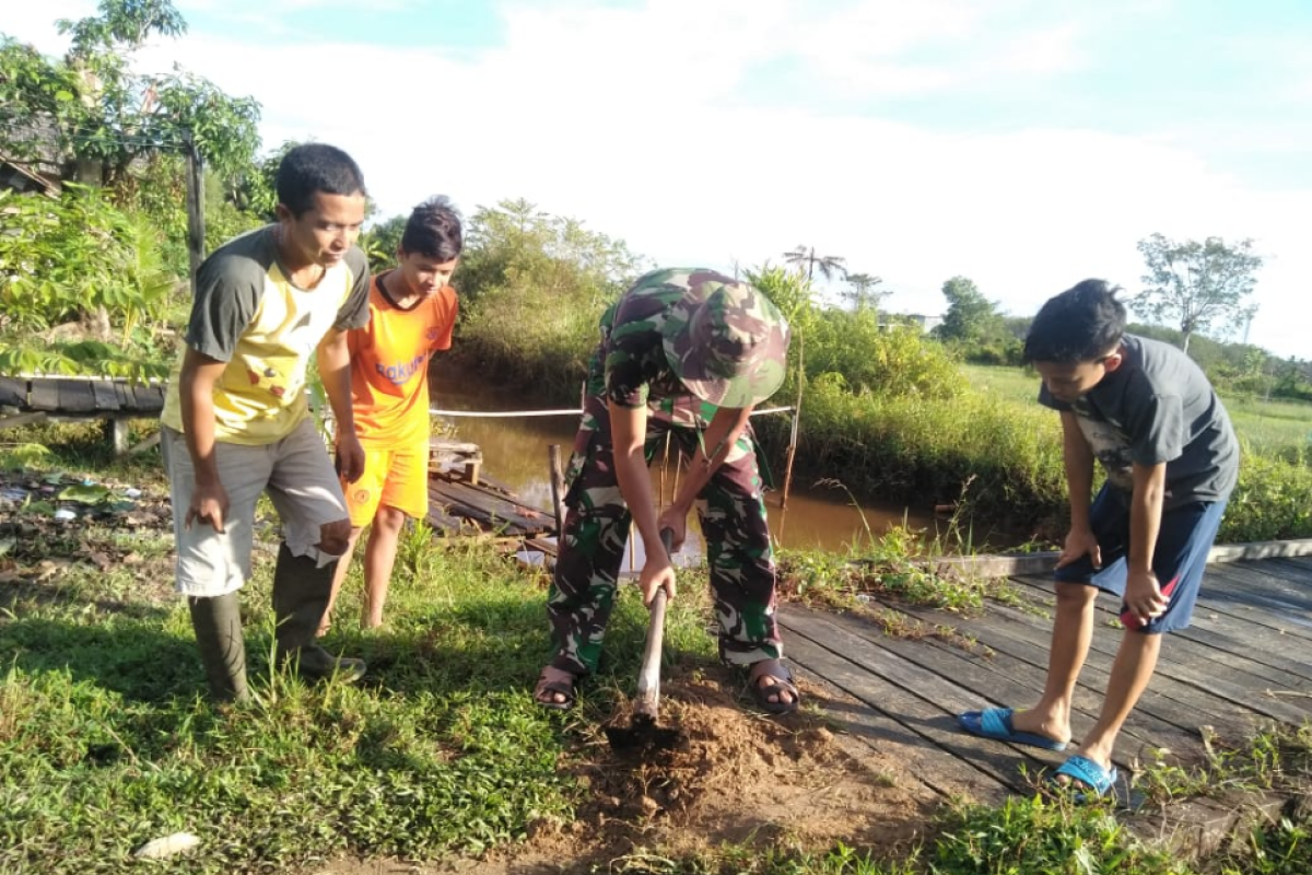 Serda Handayu bantu anak-anak mencari umpan kail