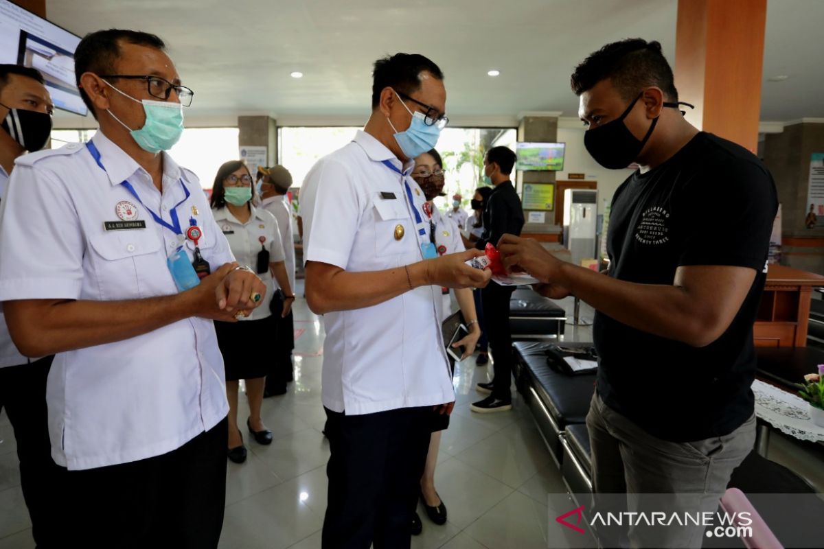 Badung salurkan masker melalui sosialisasi SP4N-LAPOR ke masyarakat