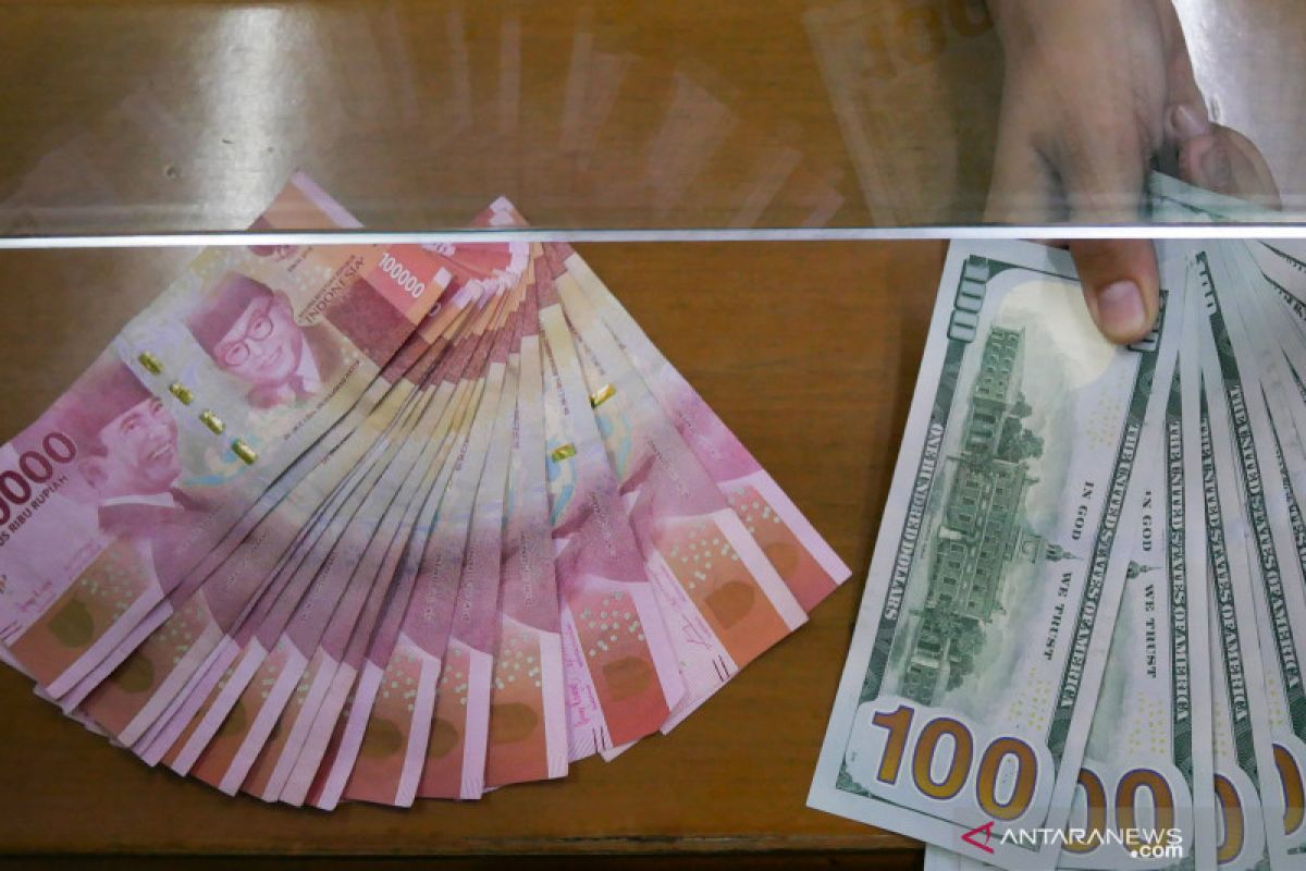 Rupiah terkoreksi tipis jelang hasil rapat The Fed