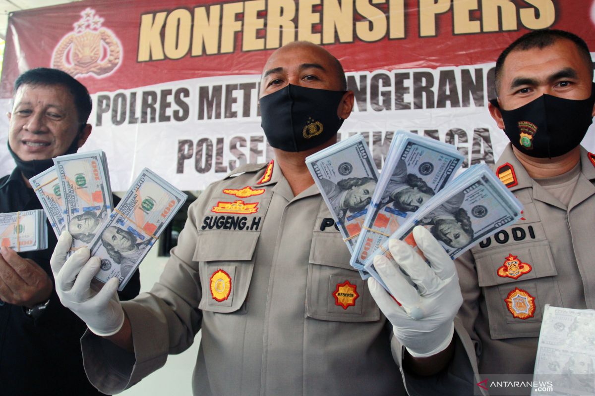 Polisi ungkap peredaran dolar AS palsu pecahan 100 dolar