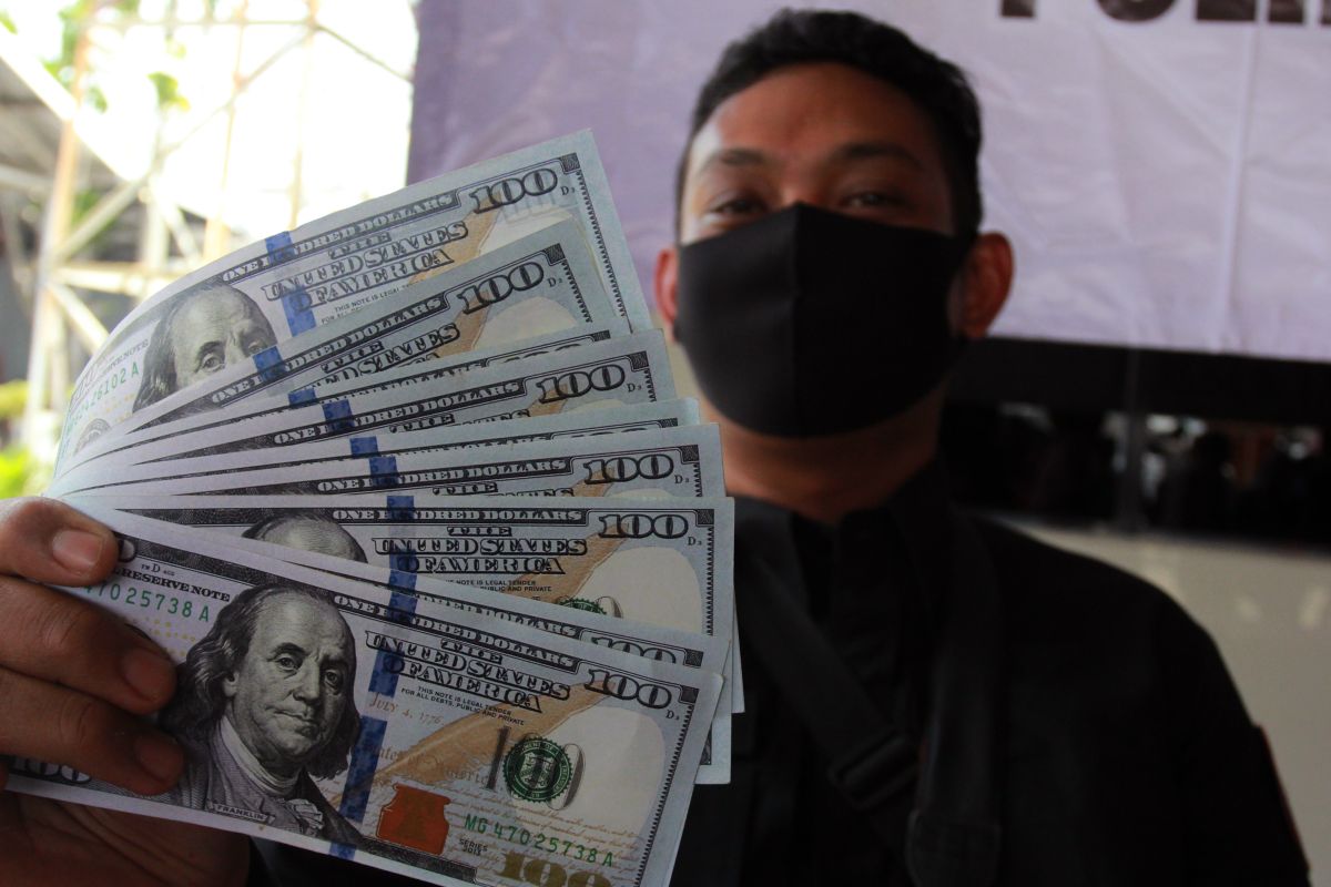 Polisi tangkap dua tersangka pengedar dolar AS palsu di Tanggamus