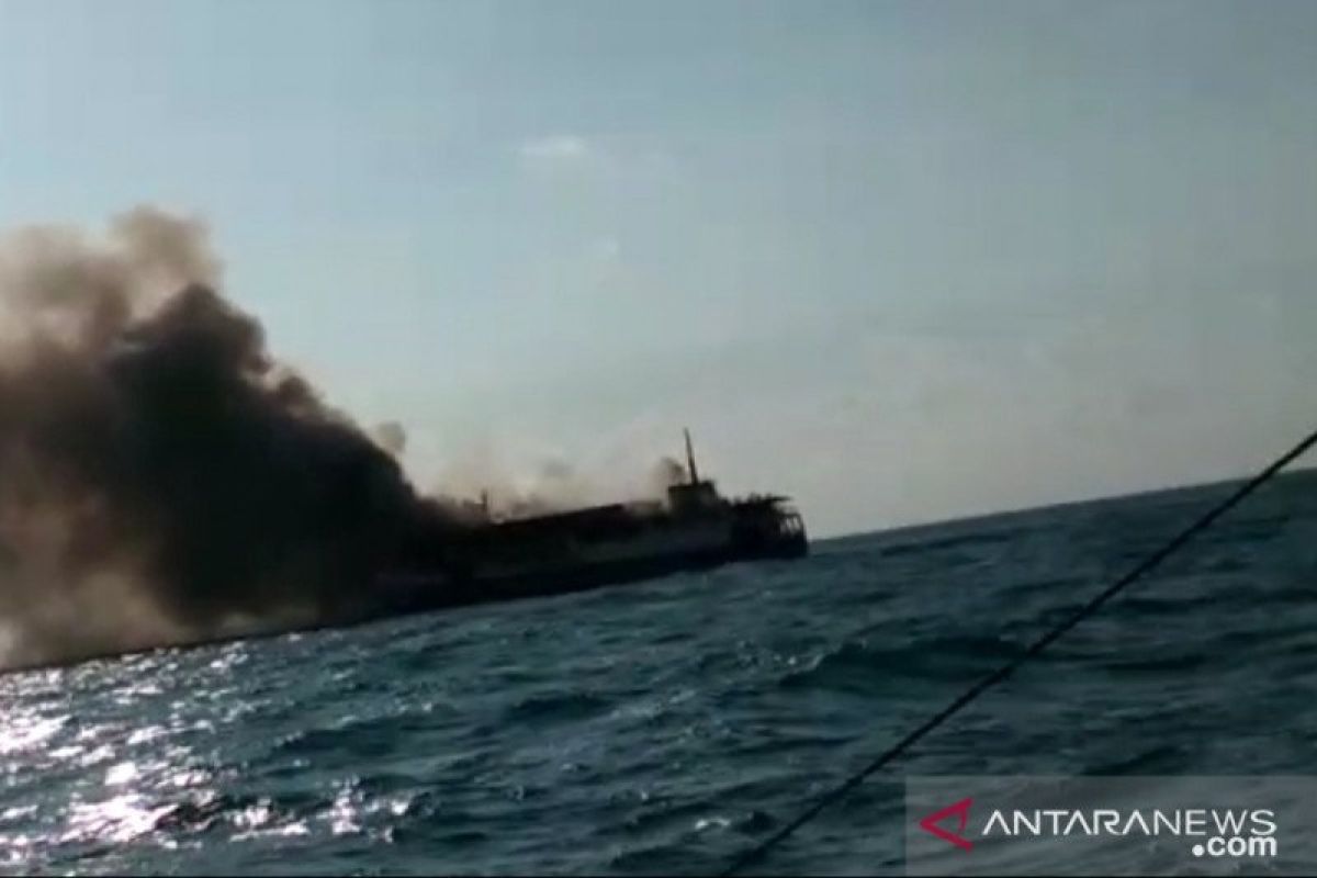 KM Bahari Indonesia alami kebakaran di perairan Pulau Belitung, api diduga dari kendaraan yang dimuat