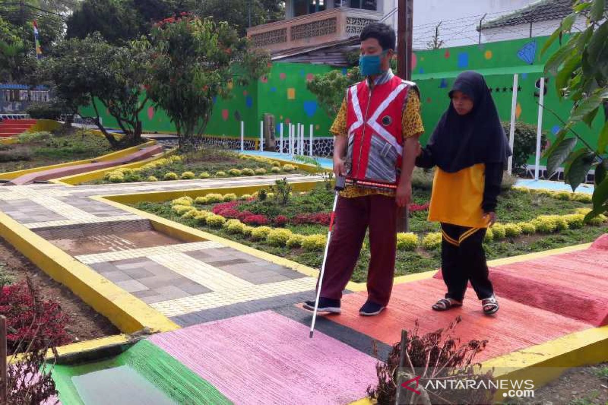 Rompi "Penganthi" bantu mobilitas penyandang disabilitas sensorik netra