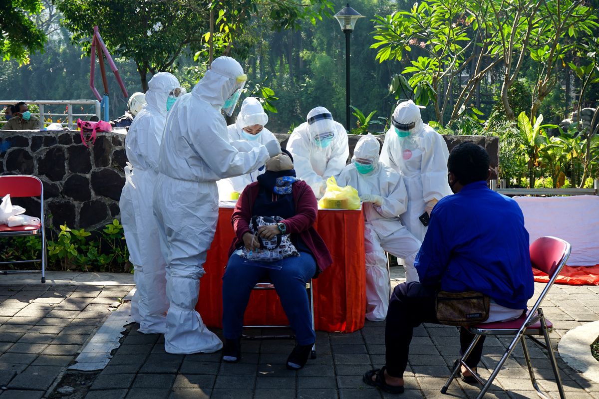 Pemeriksaan spesimen COVID-19 di Labkesda Surabaya untuk masyarakat umum