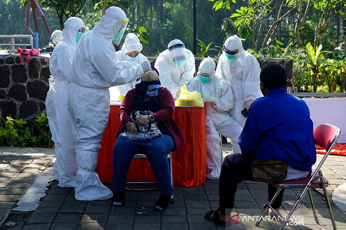 Dokter di Blitar meninggal positif COVID-19, puluhan pasiennya jalani swab test