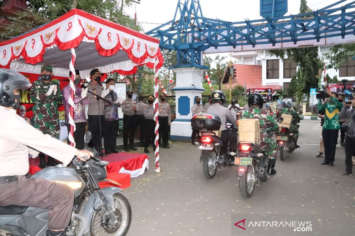 Ratusan paket bantuan sosial COVID-19 dari TNI dan Polri disalurkan