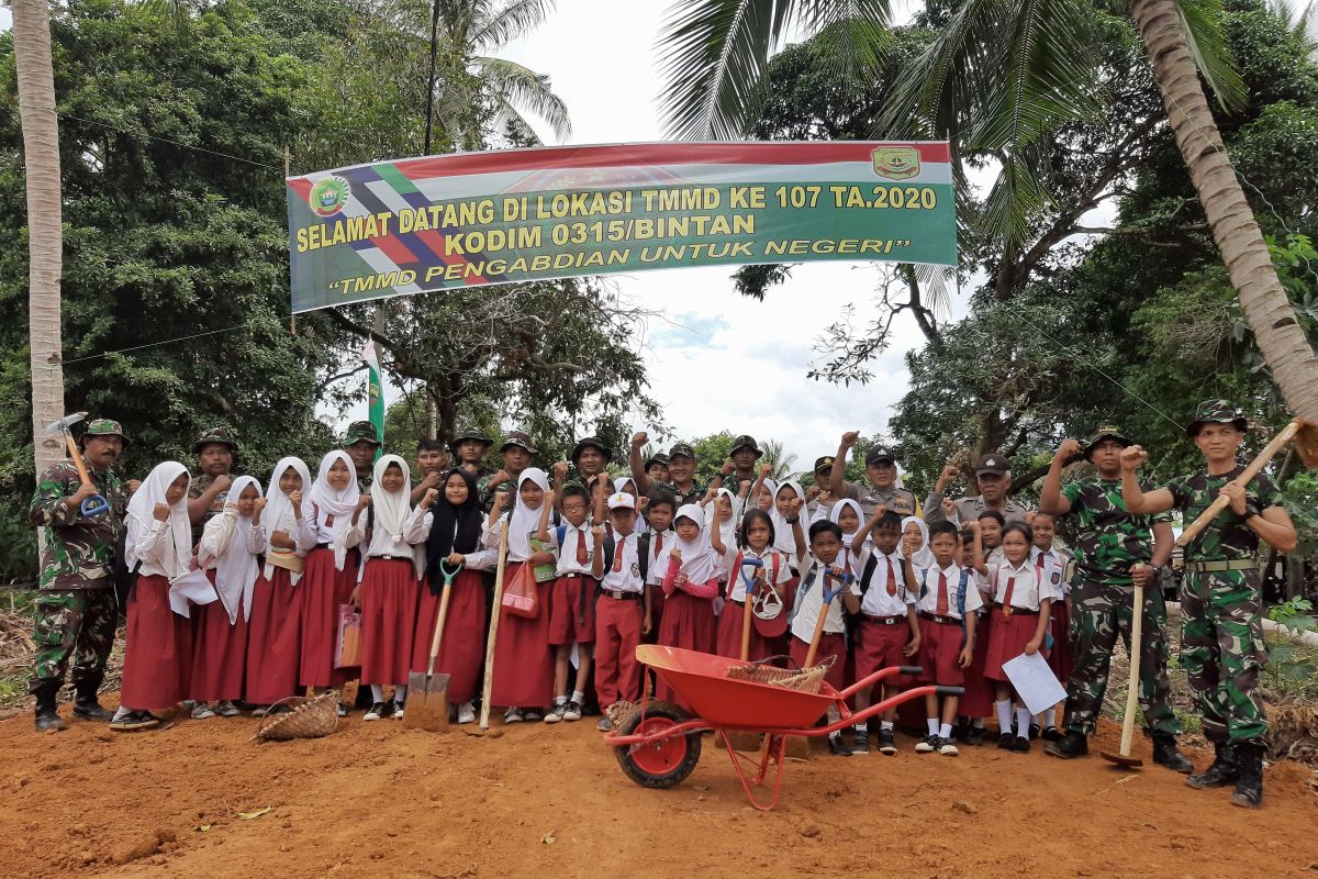 Anak-anak di Tanjungpinang ingin belajar di sekolah