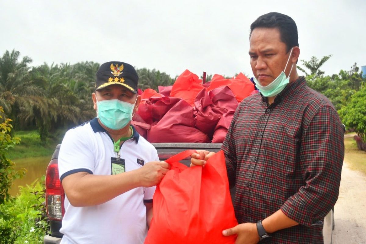 Gubernur salurkan bantuan paket sembako kepada warga terdampak banjir di Lamandau