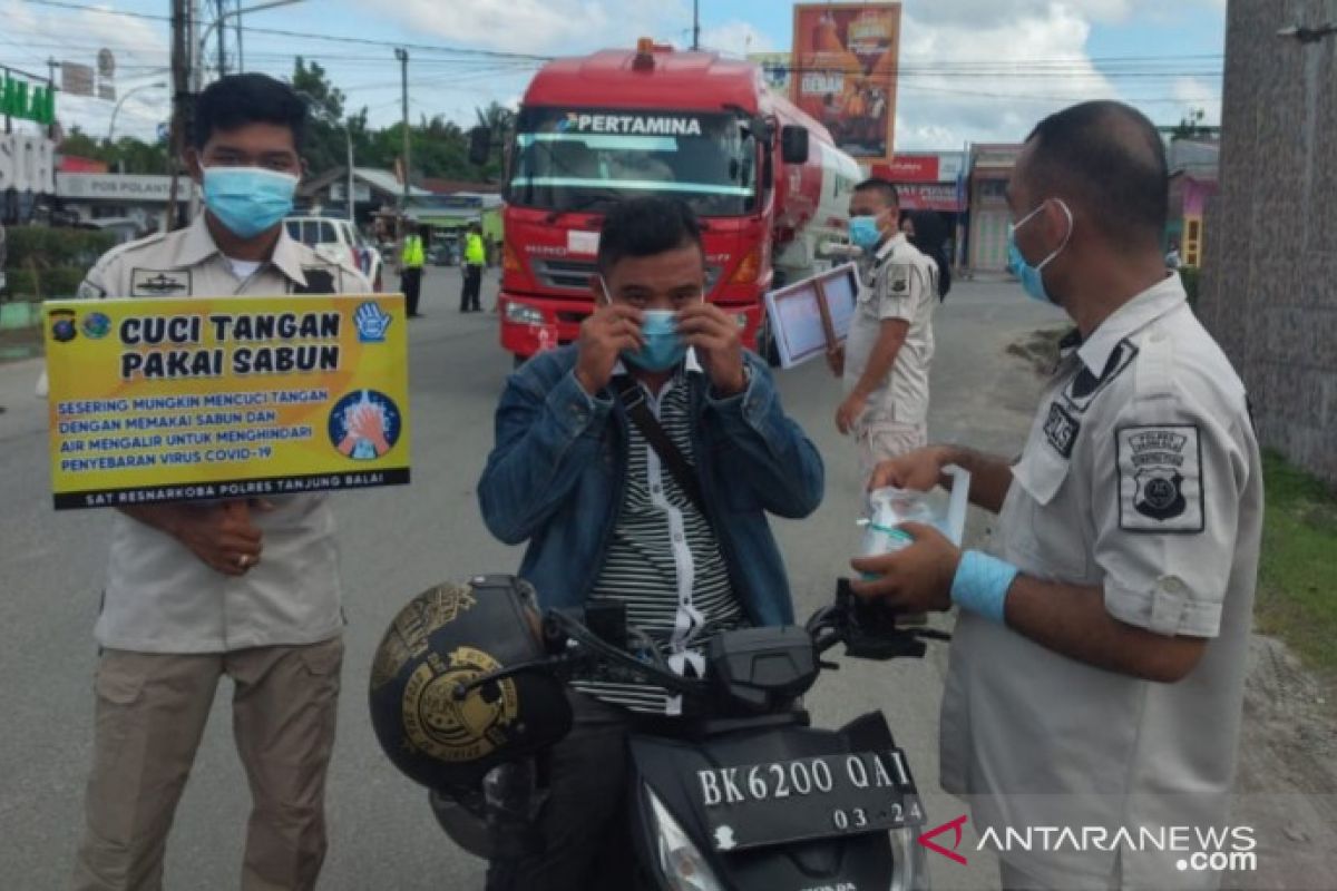 Satuan Resnarkoba Polres Tanjungbalai bagikan 1.000 masker ke masyarakat