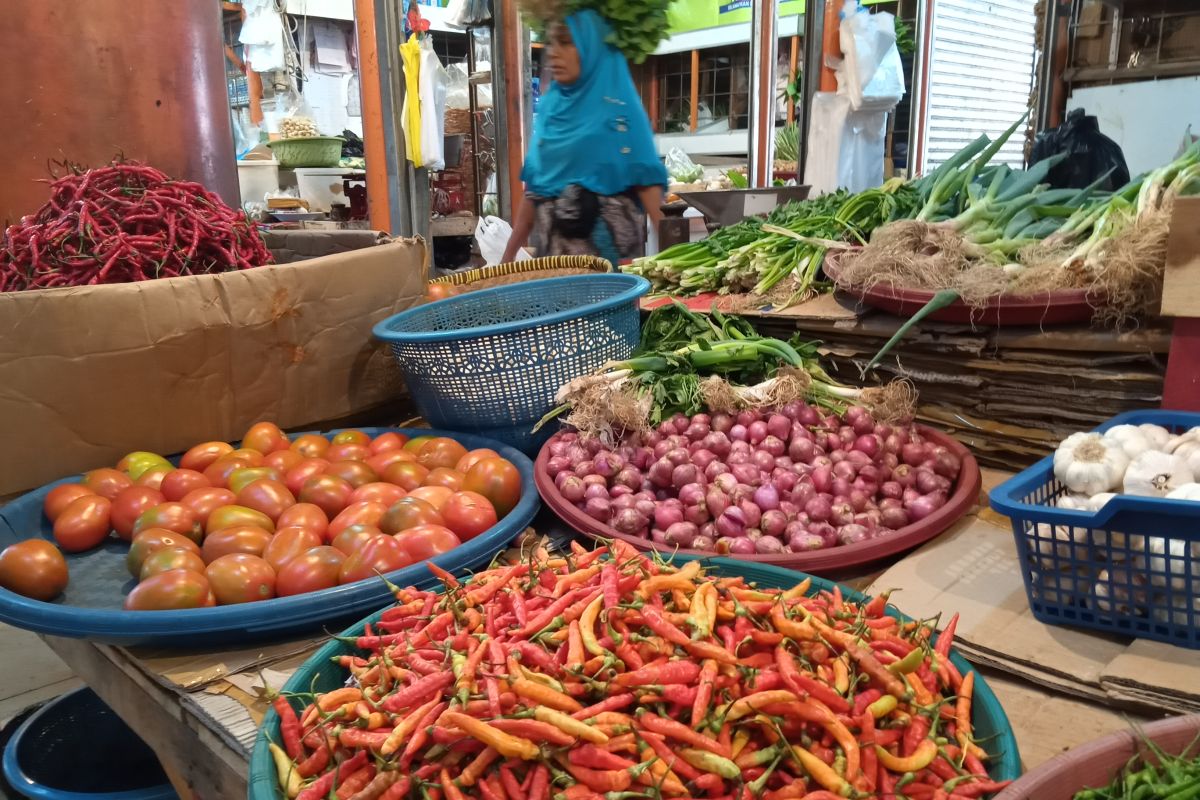 Menjelang Hari Raya Qurban, harga bahan pokok di Pasar Raya Padang relatif stabil
