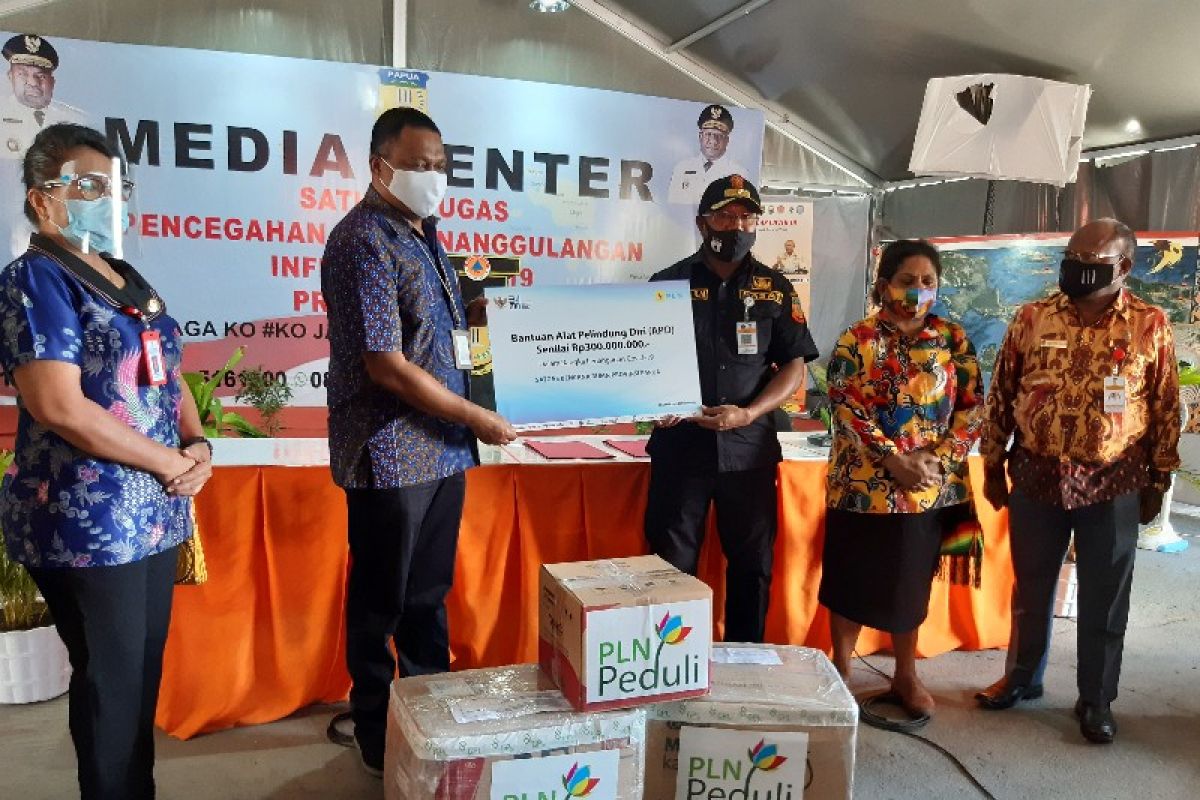 Satgas COVID-19 BUMN Papua kembali serahkan bantuan senilai Rp300 juta