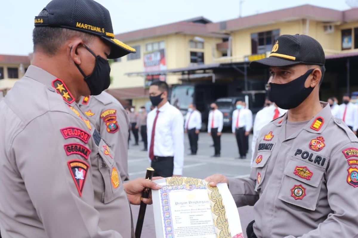 North Sumatra's 50 policemen awarded for 55-kg crystal meth seizure
