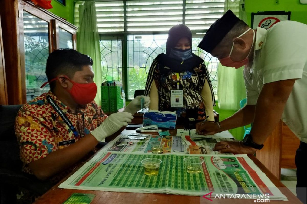 Cegah peredaran narkoba, BNN Sulawesi Tenggara tes urine puluhan warga Kendari