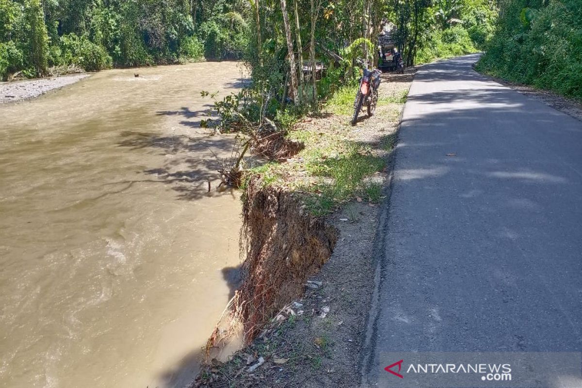 Jalan penghubung Panyabungan Timur terancam putus