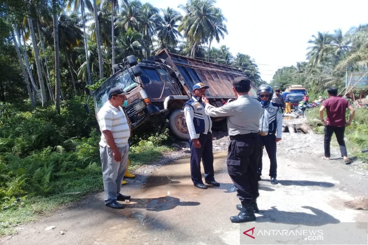 Alat berat dan logistik diturunkan ke lokasi banjir Natal