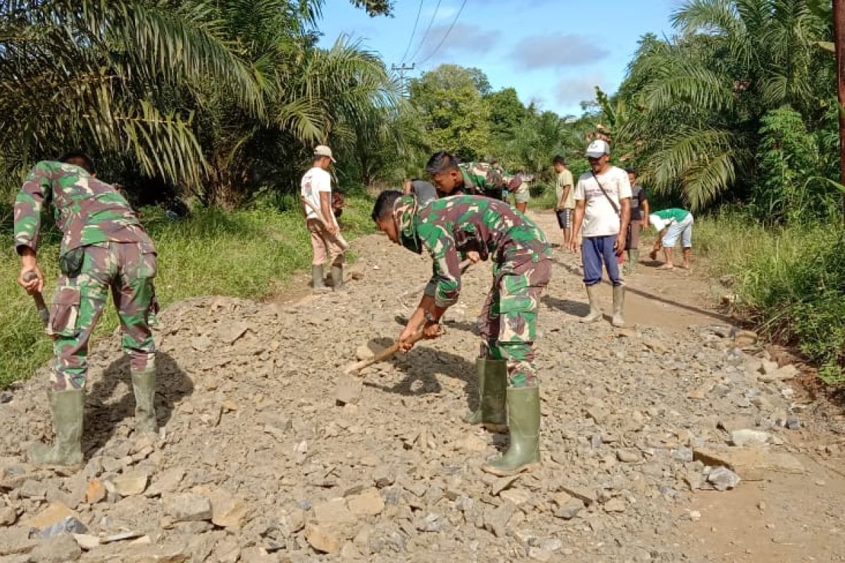 Satgas TMMD 108 bersemangat perbaiki jalan berlobang