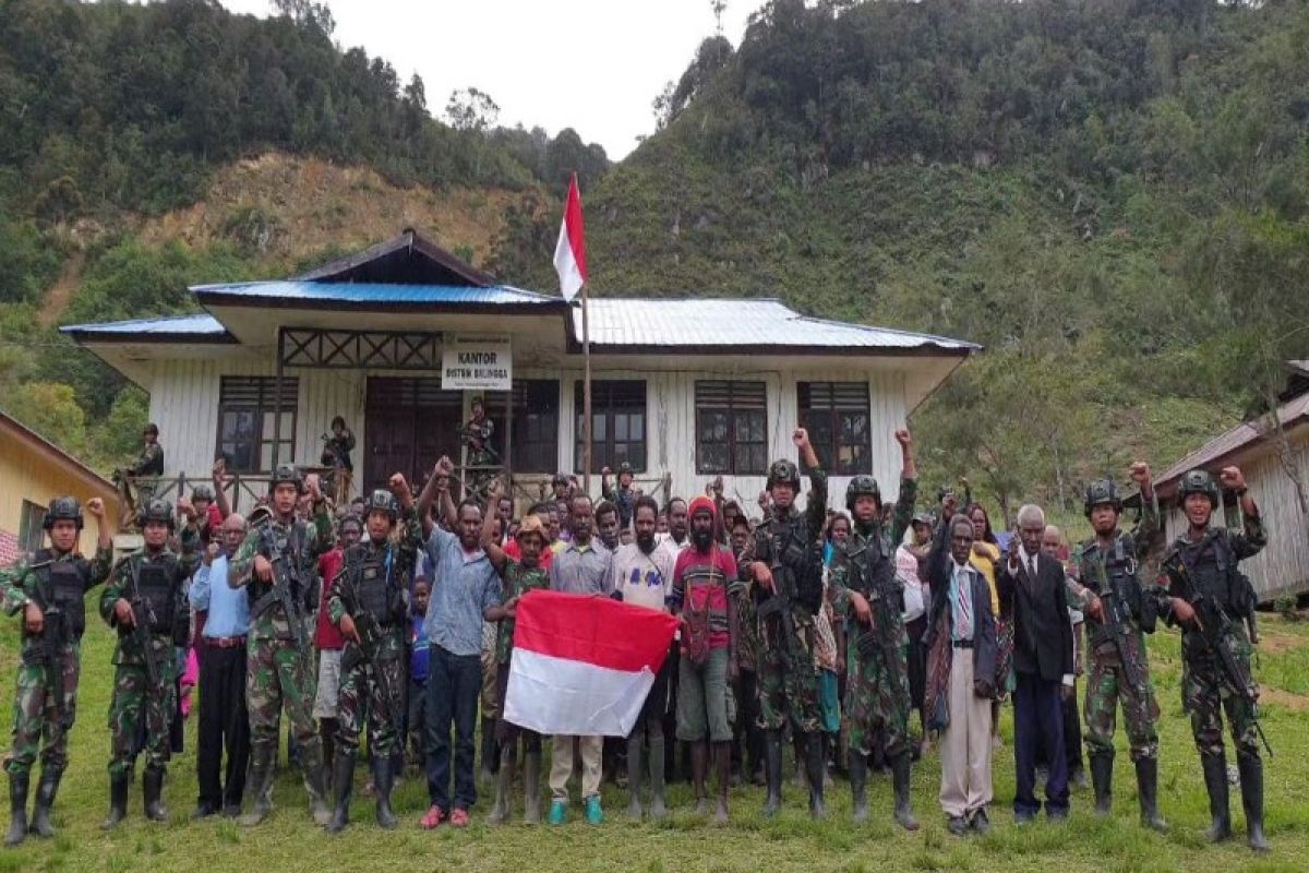 Five armed Papuan rebels surrender, swear allegiance to Indonesia