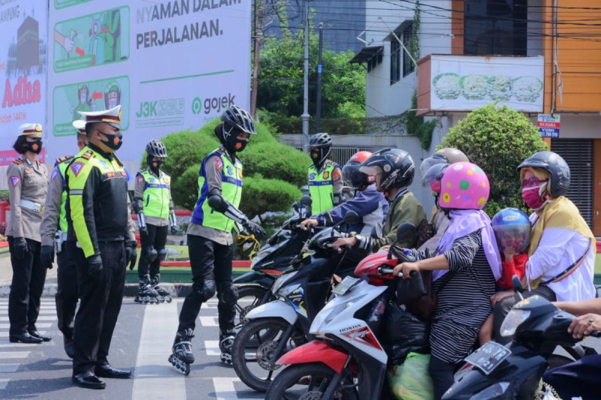 Polisi edukasi pengendara dalam penerapan Operasi Patuh Krakatau 2020