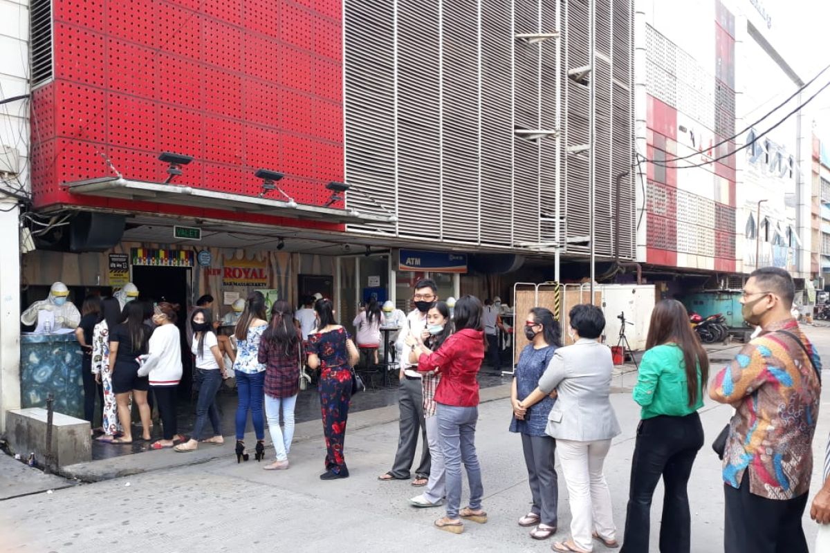 Puluhan warga tes usap di tempat hiburan malam Jakarta Barat