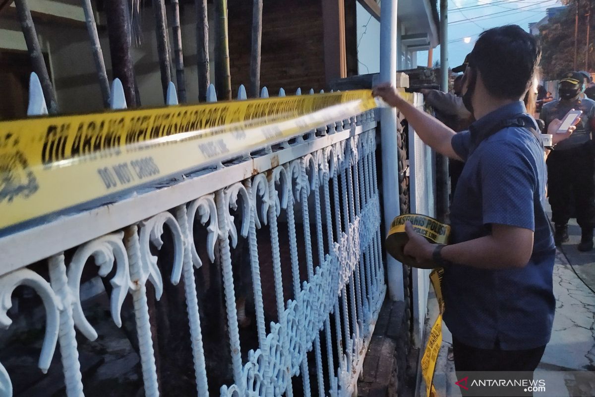 Polisi menggeledah rumah pembuatan narkoba di Kabupaten Bandung