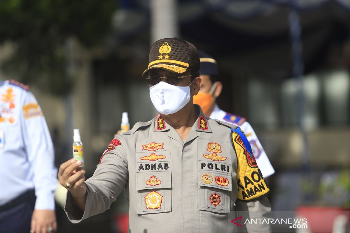 Kapolda Gorontalo dan Danrem bagikan hand sanitizer bagi personel Operasi Patuh