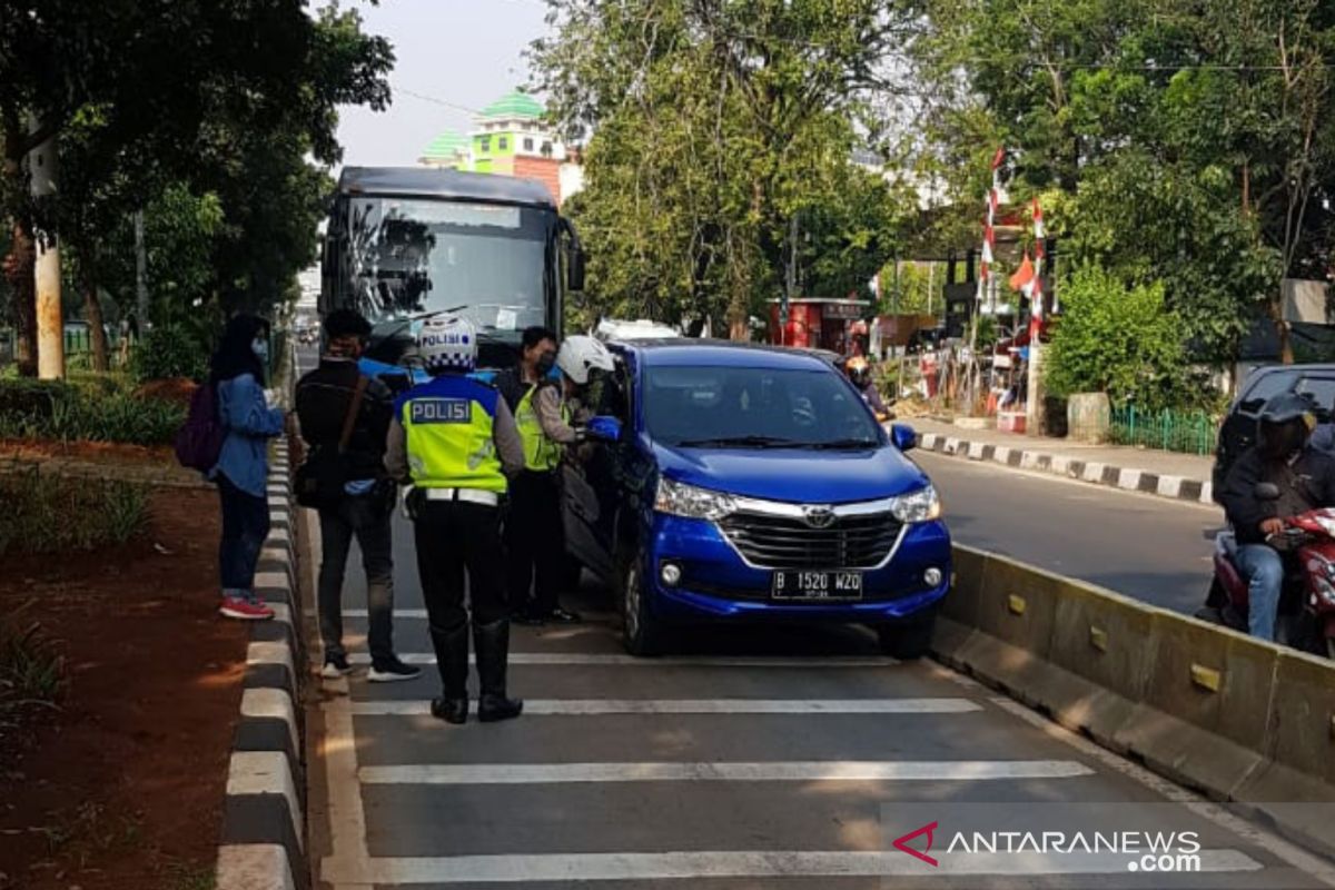 Lewat jalur busway, seorang oknum ASN melawan polisi saat ditilang