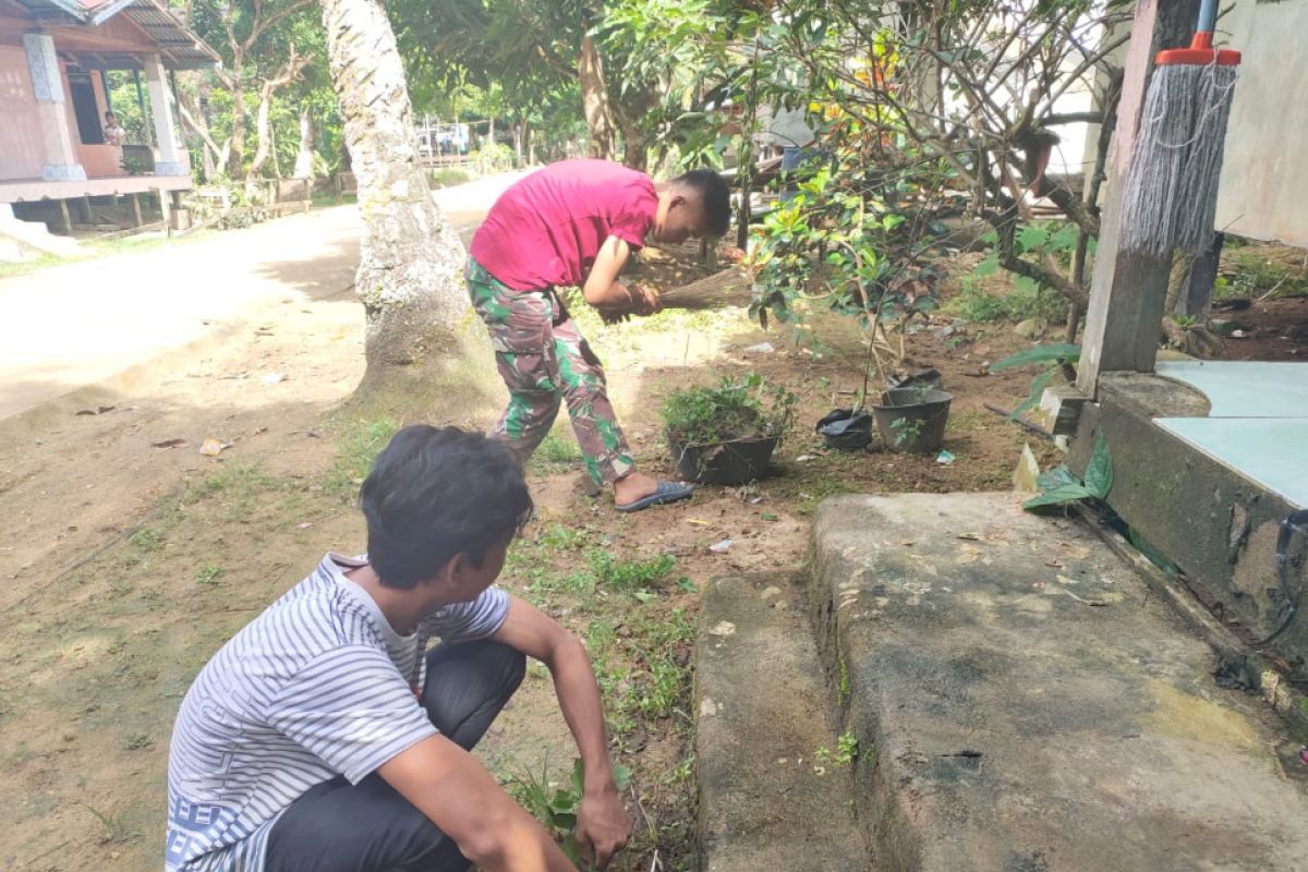 TMMD 108 bersihkan perkarangan rumah warga