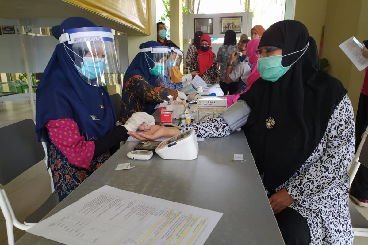 Dinkes Kalbar lakukan swab COVID-19 kepada guru SMA