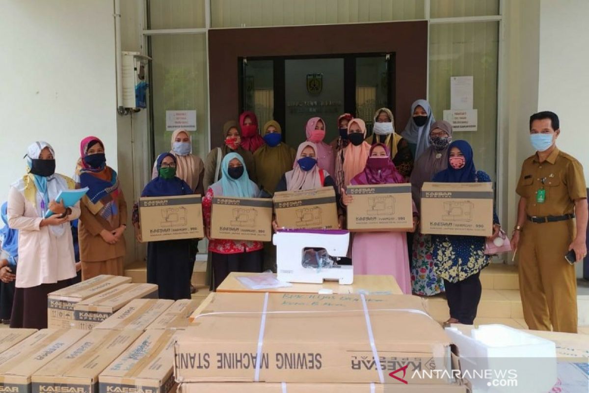 Disnaker Banda Aceh serahkan 25 mesin jahit bagi kelompok konveksi