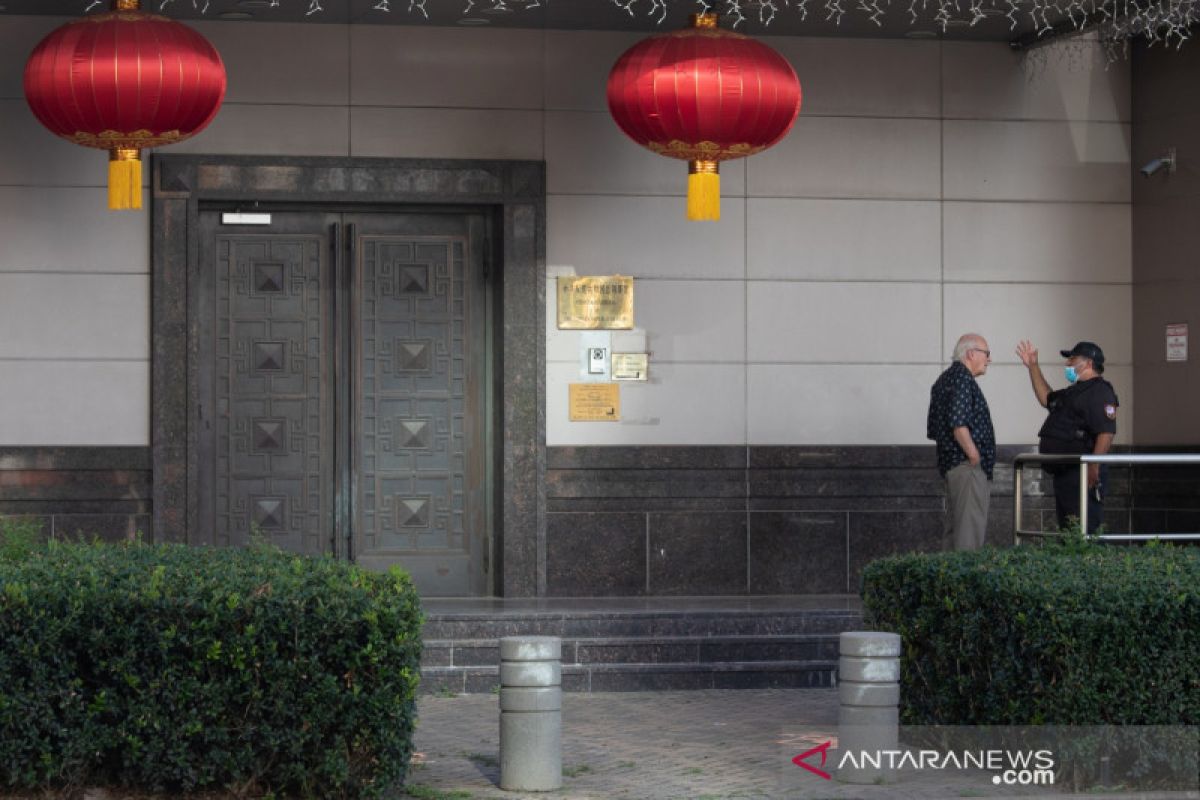 Sekelompok orang membuka paksa pintu gedung konsulat China di Houston