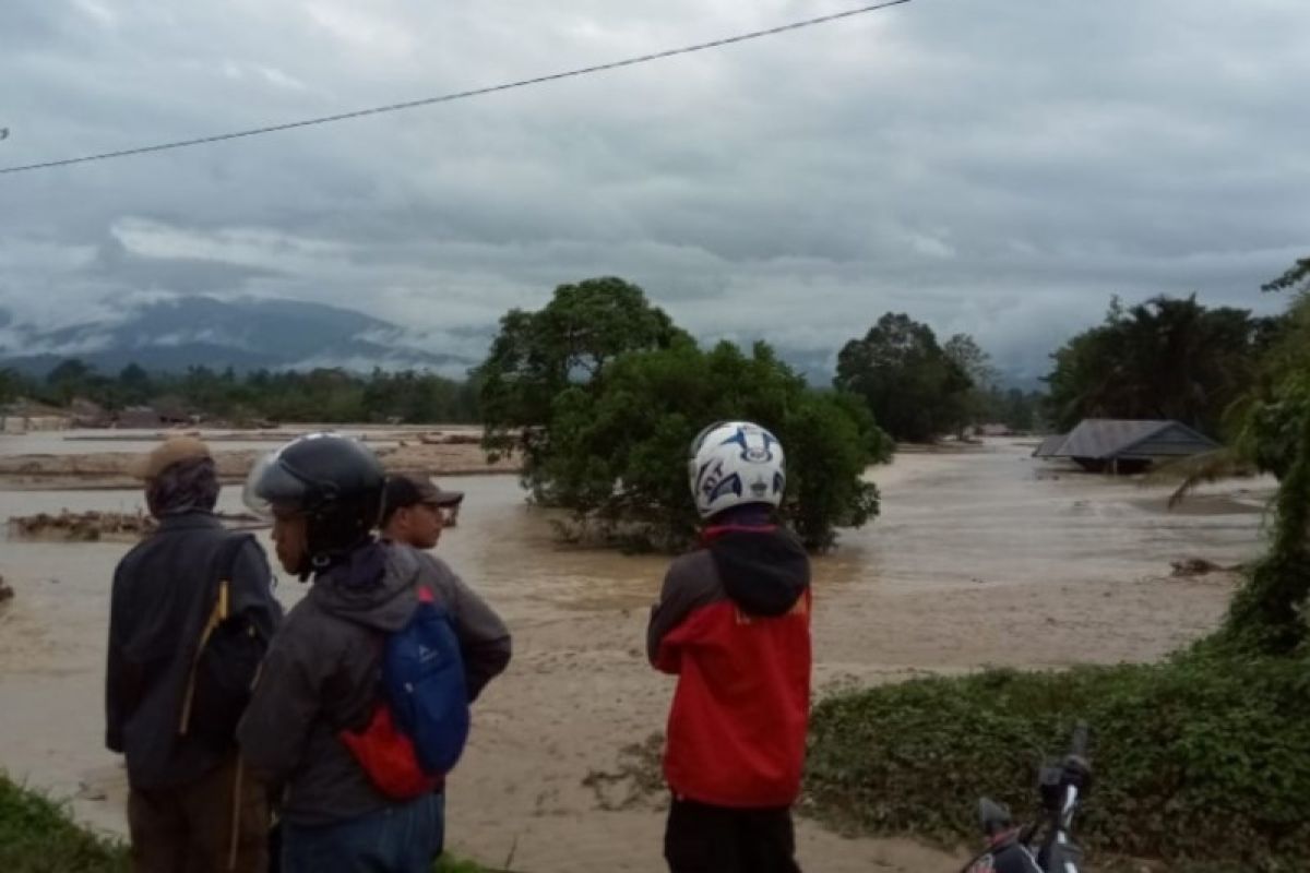 Sembilan orang hanyut terseret arus sungai saat banjir bandang