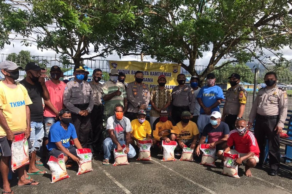 Puluhan anggota TKBM Pelabuhan Tulehu terima bantuan beras dari Polda Maluku