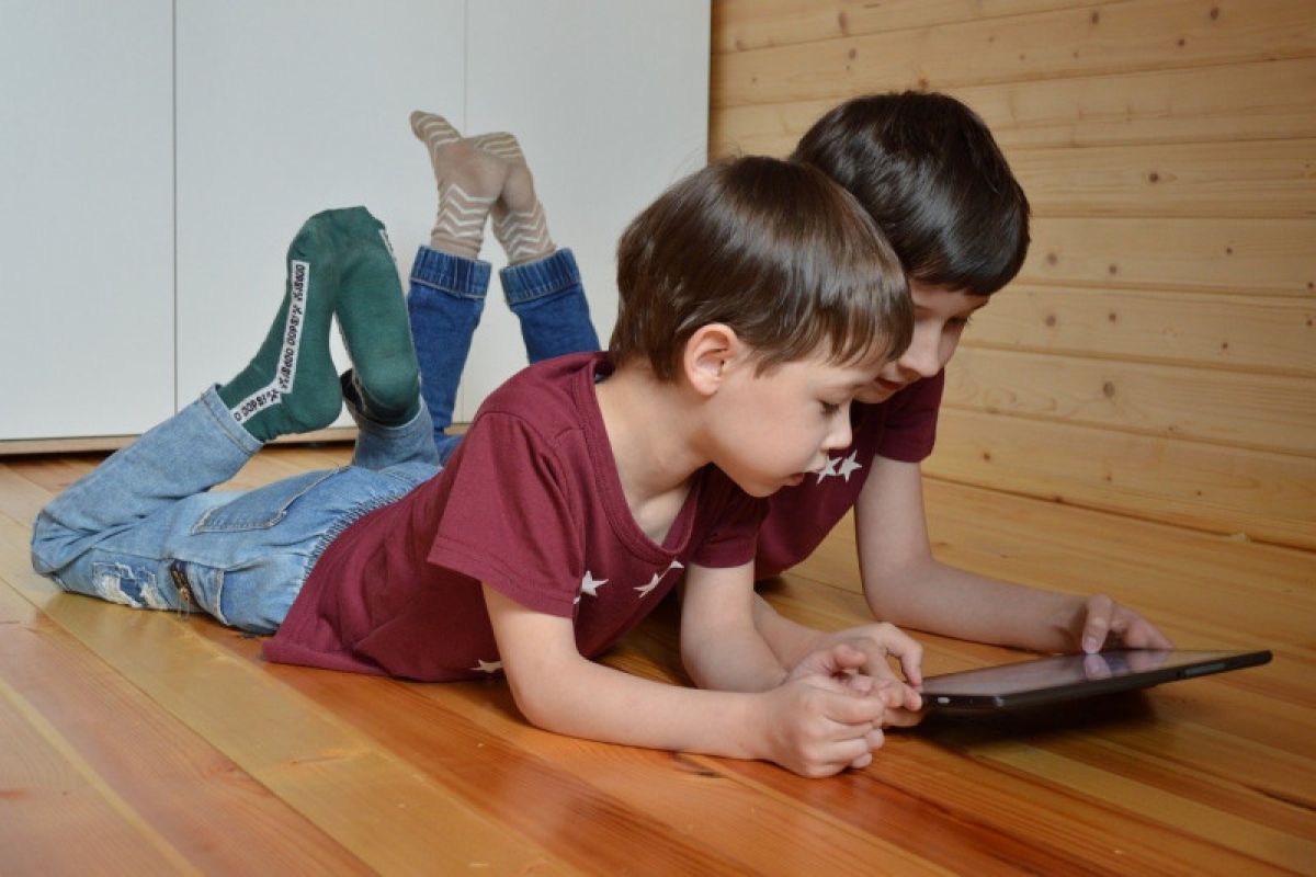 Gadget bisa tumbuhkan kreativitas anak asalkan diawasi orang tua