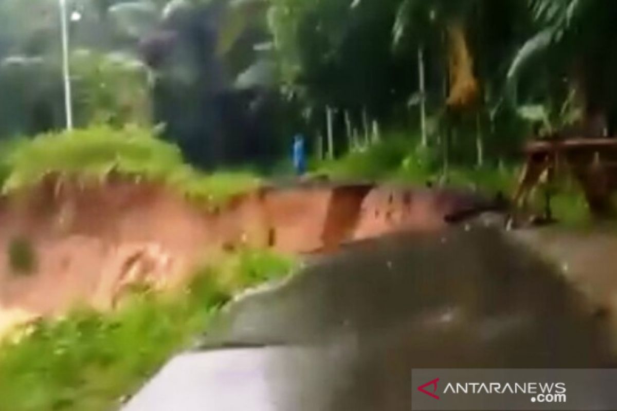 Dua jalan amblas usai hujan deras, akses Padang Pariaman-Agam terganggu