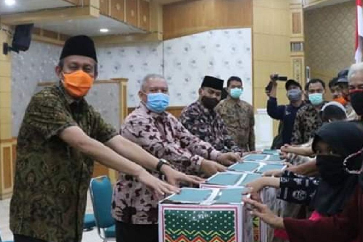 Bupati Tanjabbar serahkan batuan Sembako bagi warga terdampak Covid-19