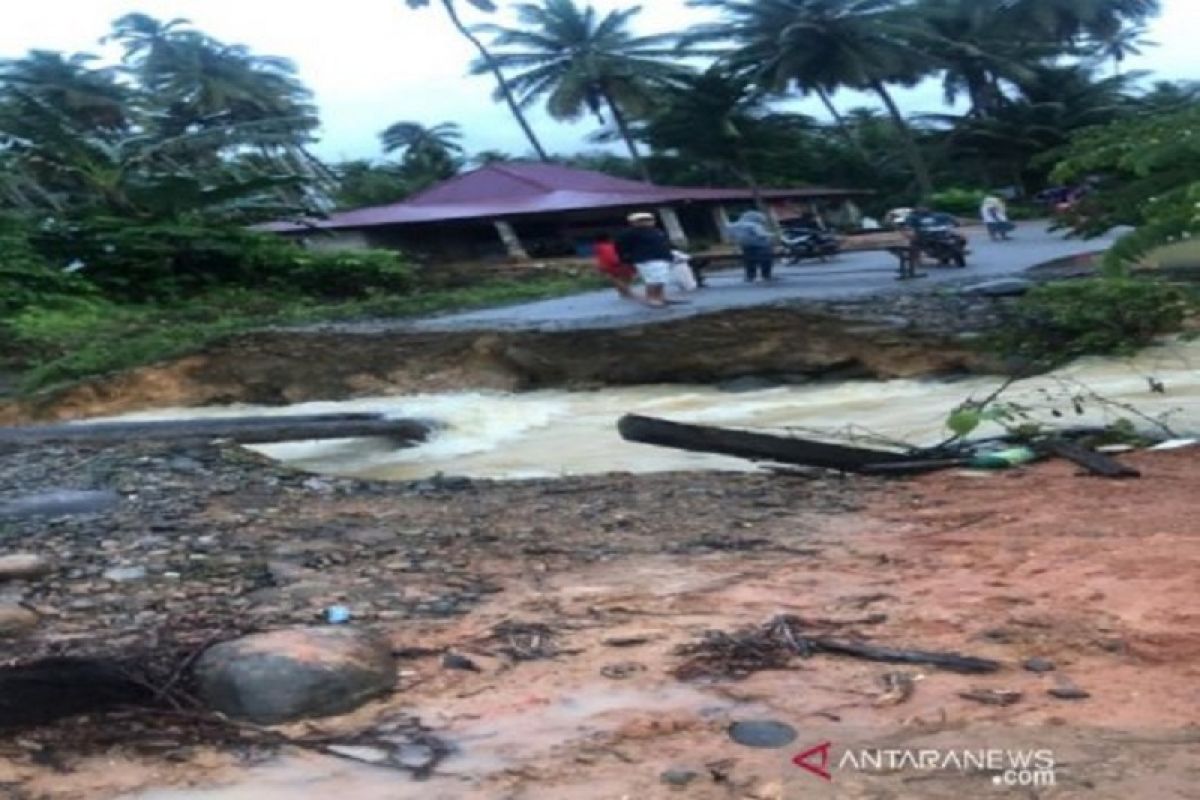 Tiga buah jembatan di Mandailing Natal rusak diterjang banjir