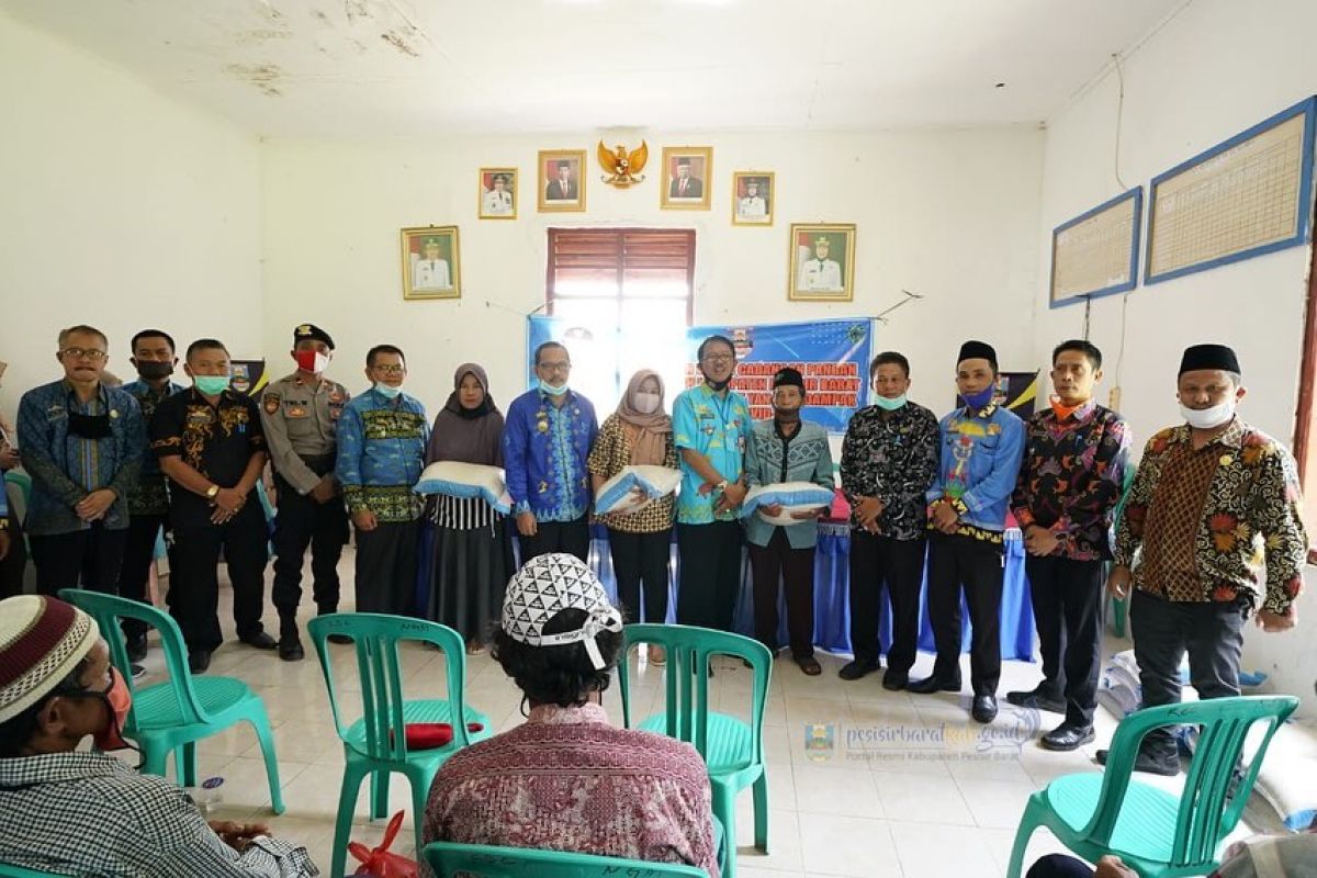 Bupati Pesisir Barat salurkan bantuan di Kecamatan Ngambur