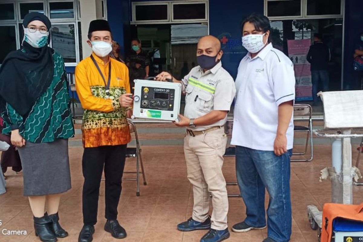 Adaro Group hands over ventilators to HST's Damanhuri Hospital