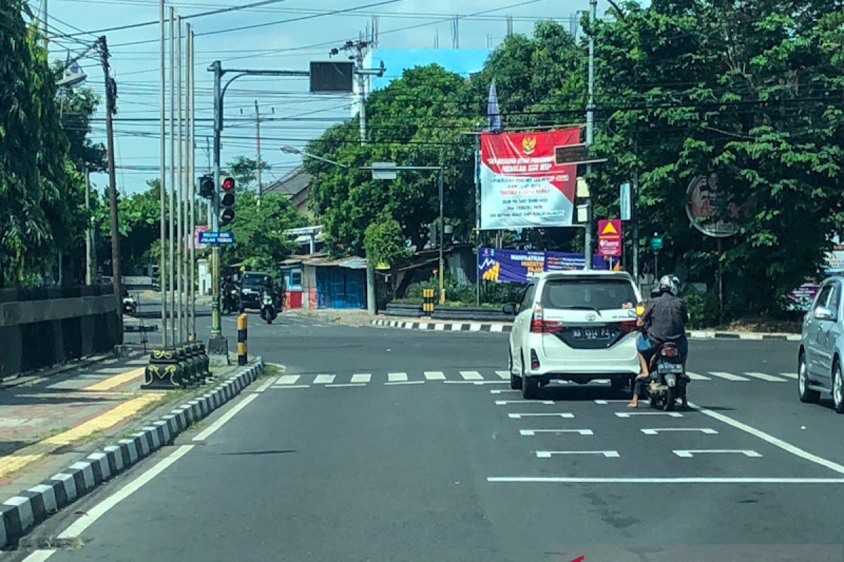 Simpang Jalan Timoho Yogyakarta dilengkapi marka jaga jarak