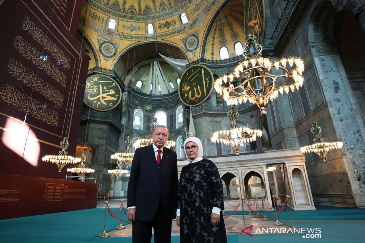 Ribuan orang berkumpul di Masjid Hagia Sophia untuk shalat Jumat perdana