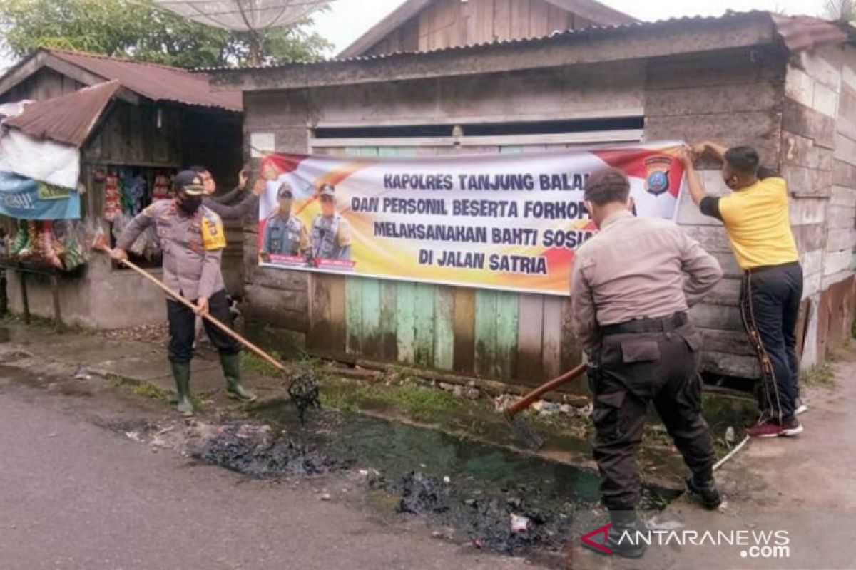 Peduli keluhan warga, Wakapolres Tanjungbalai pimpin gotong royong