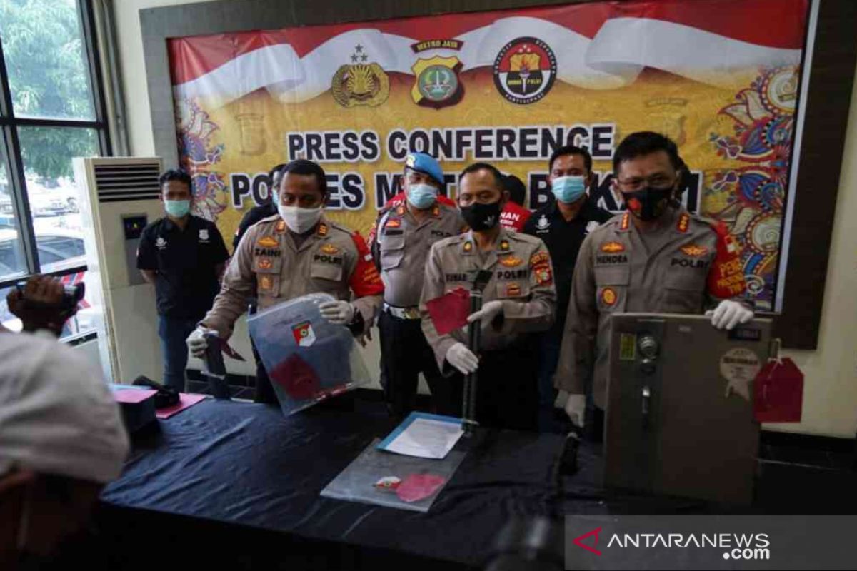 Nyamar jadi pemulung, ternyata dua pria ini rampok brankas bermodus jebol tembok