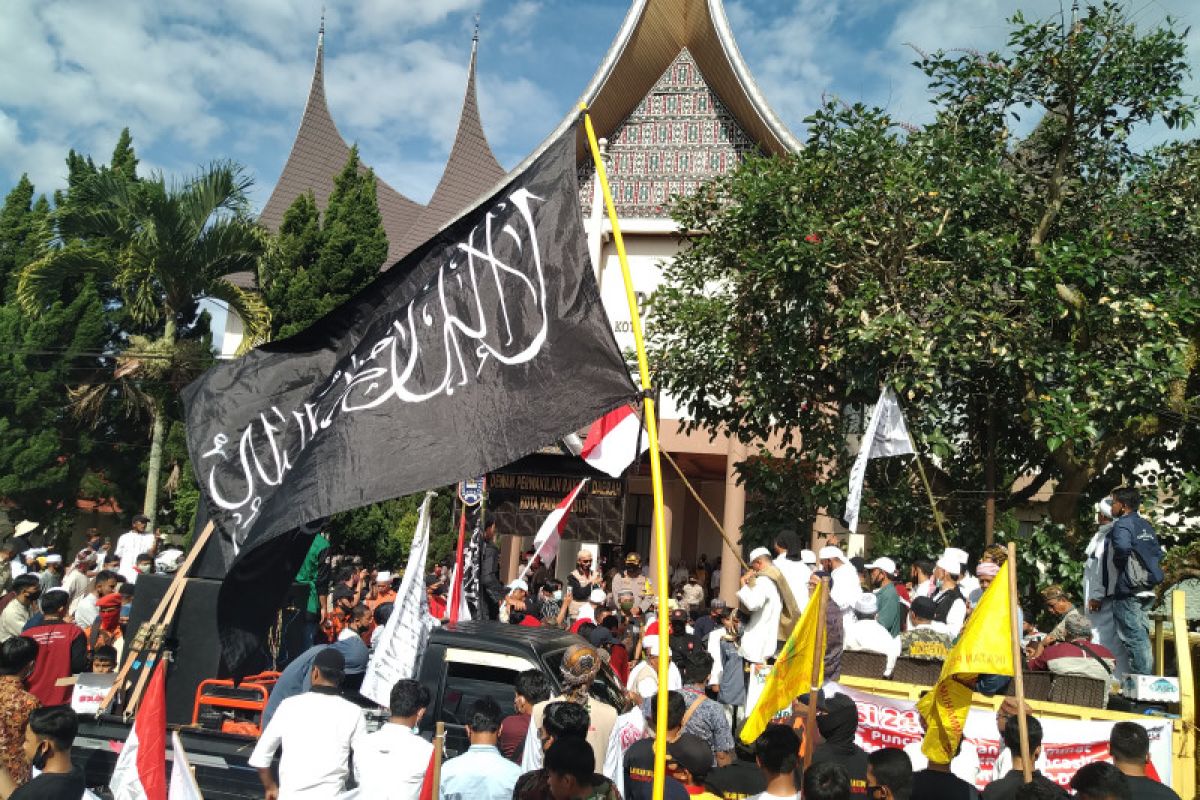Tolak RUU HIP, ribuan anggota forum masyarakat Luak Limopuluah datangi kantor DPRD