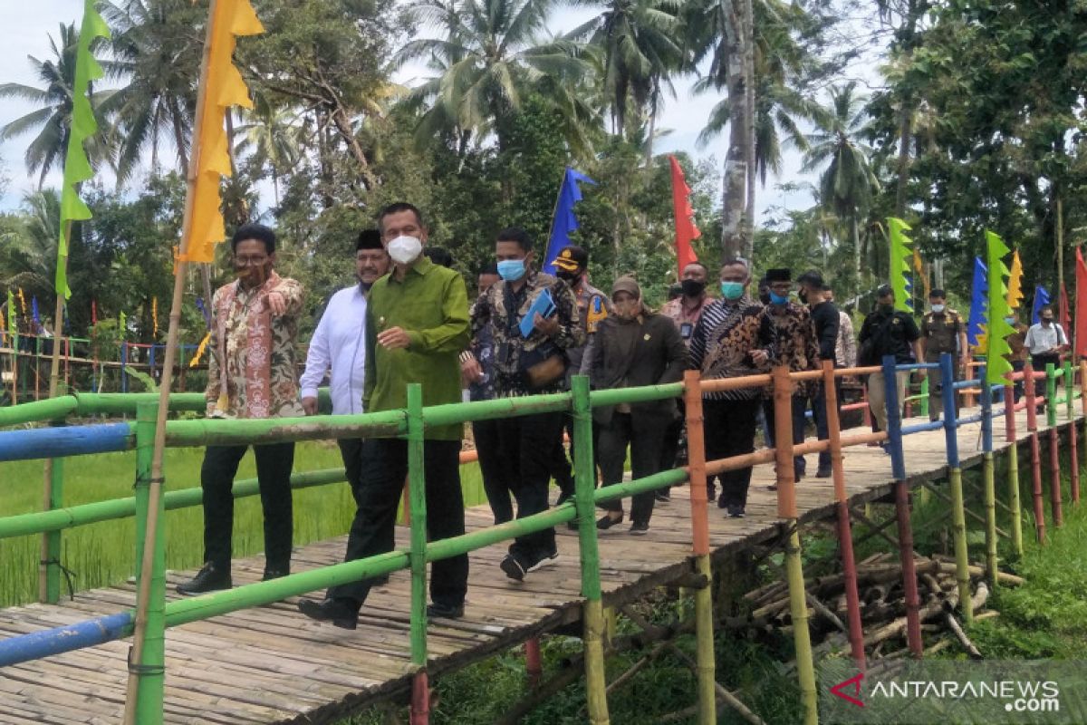 Mendes PDTT kunjungi objek wisata "Jembatan Pelangi" Pariaman yang dibangun dengan dana desa